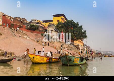 Barche colorate presso il fiume Gange a Varanasi, India Foto Stock