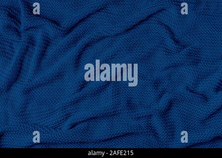 Sfondo con plaid, vista dall'alto, spazio copia.Blu sfondo astratto. Colore dell'anno 2020. Foto Stock