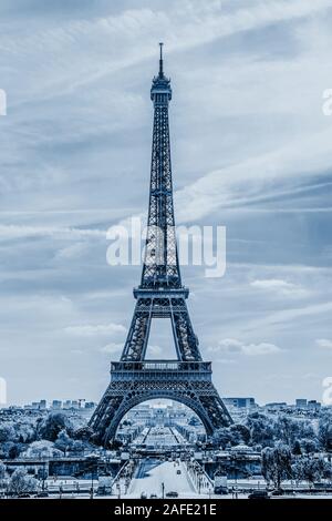 La Torre Eiffel a Parigi, Francia. Blu classico sfondo astratto. Colore dell'anno 2020. Foto Stock