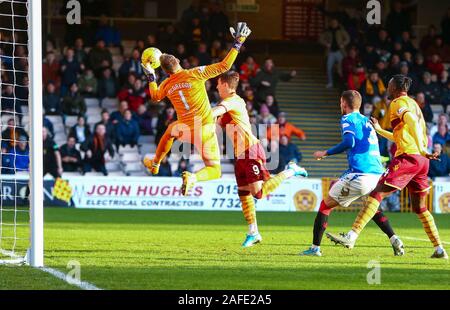 Motherwell, in Scozia, Regno Unito. 15 dic 2019. Scottish Premiership, Motherwell contro Rangers; Allan McGregor del Rangers salva da Christopher Long di Motherwell - Editoriale usare carte di credito: Azione Plus immagini di sport/Alamy Live News Foto Stock