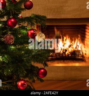 Camino vacanze di Natale. Caldo accogliente decorata di Natale home. Albero di natale, caminetto, sfondo Foto Stock