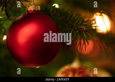 Palla di natale di colore rosso closeup vista. Albero di natale decorazione ornamento, saluto modello di scheda Foto Stock