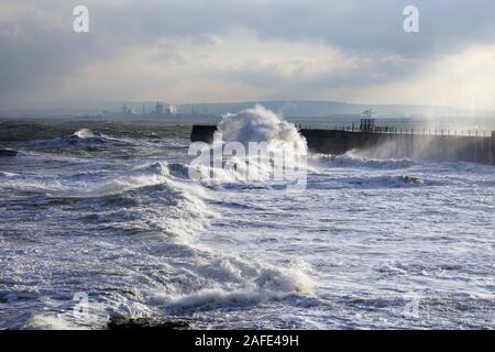 Ruvido il mare in tempesta a Hartlepool Foto Stock