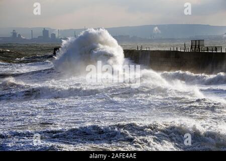 Ruvido il mare in tempesta a Hartlepool Foto Stock