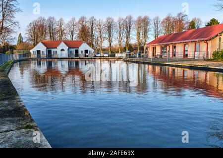 Il modello in barca il lago, club house e del Centro Visitatori nel Parco Wyndham, Grantham, Lincolnshire Foto Stock