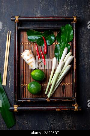 Asian ingredienti alimentari. Thai di erbe e di spezie per la cucina thailandese sull autentico vassoio tailandese, vista dall'alto. Foto Stock