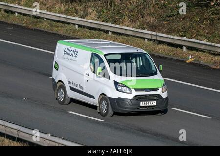 Elliots auto e furgoni Ford Transit guida sulla M61 vicino a Manchester, Regno Unito Foto Stock