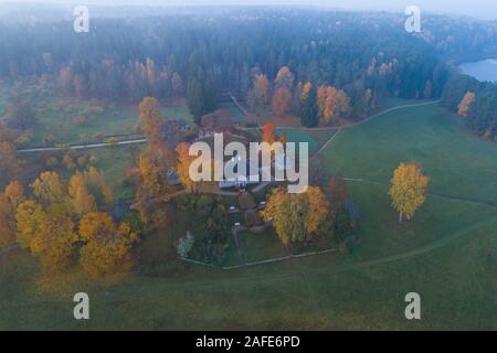 Vista da una altezza del vecchio maniero del Mikhailovskoe nella mattinata di ottobre haze. Pushkin montagne, Russia Foto Stock