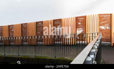 Inizio della West Highland Way, con arte di installazione mostra posti lungo la strada, Milngavie, Scotland, Regno Unito Foto Stock