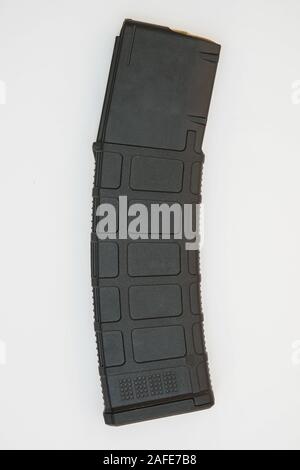 Nero 40 round AR15 magazine isolati su sfondo bianco. Foto Stock