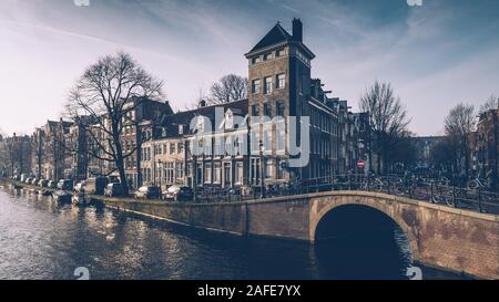 Amsterdam In autunno la mattina, centro della città vecchia, il ponte, canali di Amsterdam Foto Stock