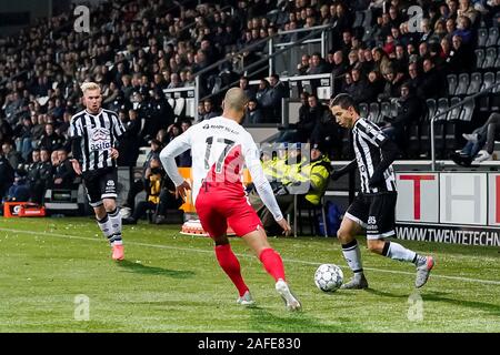 ALMELO, Heracles Almelo - FC Utrecht, 15-12-2019, calcio, Eredivisie Olandese, stagione 2019-2020, Polman Stadium, Heracles Almelo player Mauro Junior (R), FC Utrecht player Sean Klaiber (M) Foto Stock