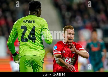 Alkmaar, Paesi Bassi. 15 Dic, 2019. AFAS Stadium, olandese Eredivisie calcio stagione 2019/2020. AZ - Ajax . Portiere Ajax Andre Onana (L0, AZ player Dani de Wit (R) Credito: Pro scatti/Alamy Live News Foto Stock