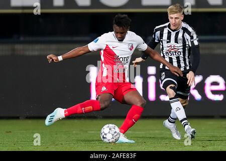 ALMELO, Heracles Almelo - FC Utrecht, 15-12-2019, calcio, Eredivisie Olandese, stagione 2019-2020, Polman Stadium, FC Utrecht player Jean-Christophe Bahebeck (L), Heracles Almelo player Teun Bijleveld (R) Foto Stock