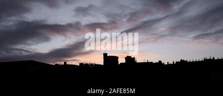 Windsor, Berkshire, Regno Unito. Il 15 dicembre 2019. Regno Unito Meteo: il castello iconico e la città alla sommità del tetto si stagliano contro vibranti colori sunrise a Windsor inaugurando una luminosa partenza dopo una notte di Pesanti rovesci e forti venti. Credito: Celia McMahon/Alamy Live News. Foto Stock