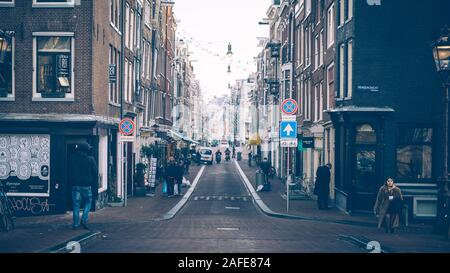 Amsterdam In autunno la mattina, centro della città vecchia, il ponte, canali di Amsterdam Foto Stock