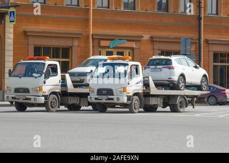 ST. Pietroburgo, Russia-aprile 10, 2017: due Hyundai HD78 trainare carrelli close-up giornata di sole Foto Stock