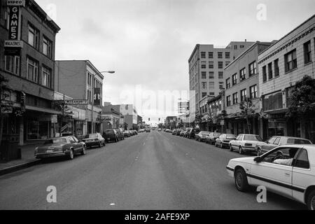 Aberdeen, Washington, Stati Uniti d'America - Maggio 1992 - Archiviazione visualizzazione bianco e nero di edifici, memorizza e auto lungo l'autostrada olimpico. Foto Stock