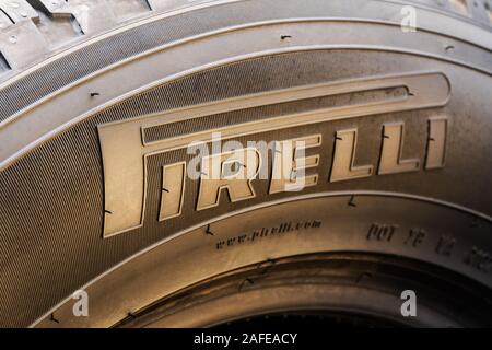 Krasnoyarsk 15 dicembre 2019 Pirelli - il logo di close-up sul fianco del pneumatico. Foto Stock