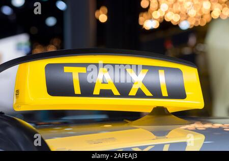 Taxi in attesa di corsa. Taxi segno sulla parte superiore della macchina. Foto Stock