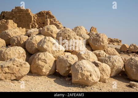 Pila di Roman ballista sfere Masada national park, Israele Foto Stock