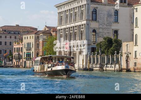 Venezia, Italia - 26 settembre 2017: vaporetto sul Canal città in una giornata di sole Foto Stock