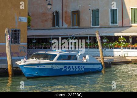 Venezia, Italia - 26 settembre 2017: barca di polizia sul canale della città in una giornata di sole Foto Stock