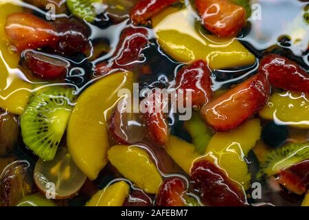 Multi-gelatina colorata con fette di frutta naturale. Close up. Vista da sopra. Foto Stock