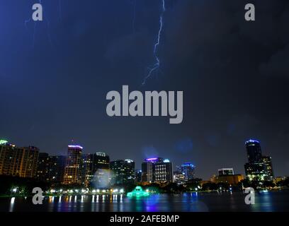 Un fulmine durante un temporale estivo a Lake Eola Park con il centro cittadino di Orlando, Florida skyline. Foto Stock