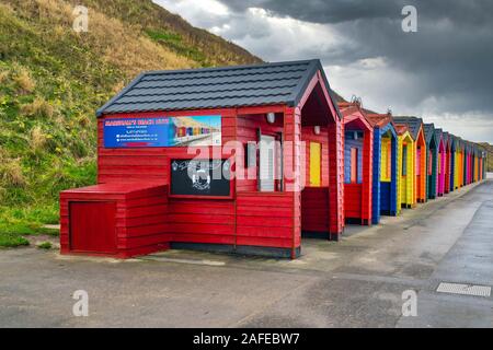 Nuovo chalet sulla spiaggia sulla spianata di Saltburn dal Sea North Yorkshire al termine della loro prima stagione estiva uso Foto Stock