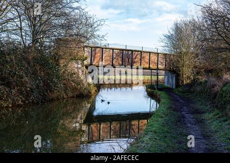 In disuso ponte ferroviario 151A, oltre Trent e Mersey canal ora parte di Wheelock Rail Trail, CHESHIRE REGNO UNITO Foto Stock