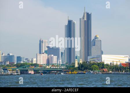 BANGKOK, Tailandia - 01 gennaio 2019: il paesaggio della moderna Bangkok. Vista dal fiume Chao Phraya Foto Stock