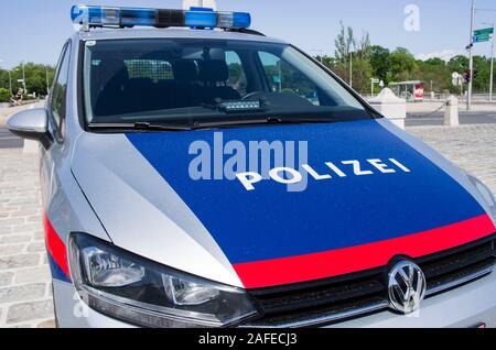 Vienna, Austria - 24 Aprile 2019: polizia austriaca auto di pattuglia nel centro della città di Vienna in Austria. Foto Stock