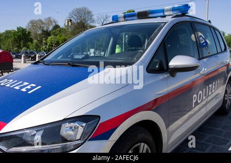 Vienna, Austria - 24 Aprile 2019: polizia austriaca auto di pattuglia nel centro della città di Vienna in Austria. Foto Stock