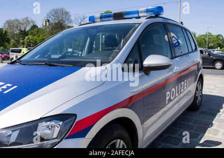 Vienna, Austria - 24 Aprile 2019: polizia austriaca auto di pattuglia nel centro della città di Vienna in Austria. Foto Stock