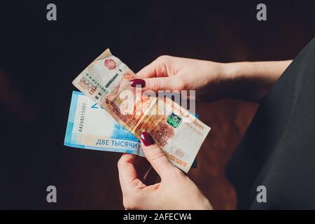 Di rubli russi nelle mani di una donna di affari Foto Stock