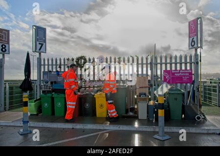 Gli uomini al deposito di riciclaggio in posa per loro "stallo" Foto Stock