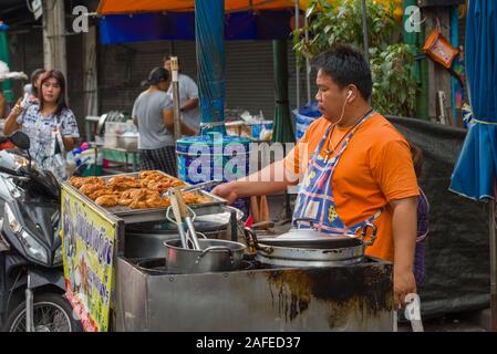 BANGKOK, Tailandia - 04 gennaio 2019: Street venditore di pollo fritto su una strada di città Foto Stock