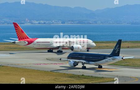 Osaka, Giappone - Apr 18, 2019. Gli aerei passeggeri di rullaggio sulla pista dell'aeroporto di Kansai (KIX). Kansai è la terza più trafficati in Giappone, con 25 milioni di pass Foto Stock