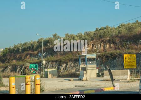 Soldati israeliani uomo una diga in corrispondenza di una giunzione sulla strada n. 55 in Cisgiordania Israele / Palestina Foto Stock