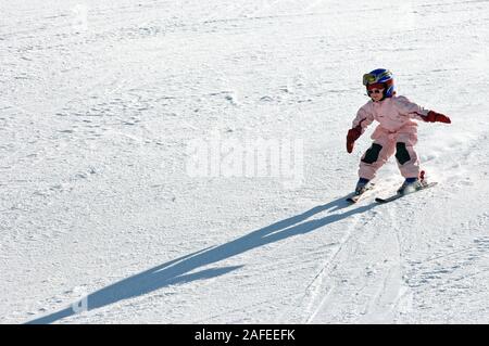 Imparare a skii in norvegese piste d'inverno. Foto Stock