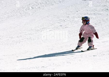 Imparare a skii in norvegese piste d'inverno. Foto Stock