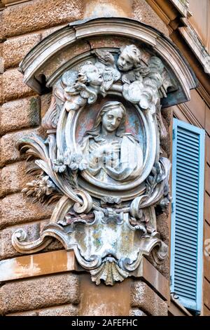 Vergine Maria aedicula in Piazza della Consolazione, Roma, Italia Foto Stock