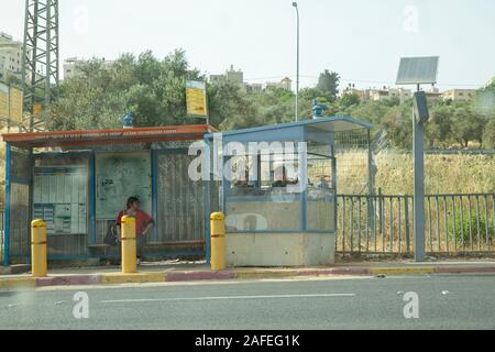 Soldati israeliani sono la protezione della Gitai Avisar giunzione nella West Bank, alcuni stabbings lo aveva avuto luogo su questo sito e i soldati sono di stanza Foto Stock