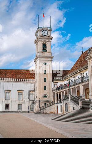 Il campanile, la torre dell Orologio e Patio das Escolas cortile della vecchia università di Coimbra, Portogallo Foto Stock