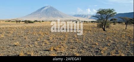 La santa montagna - "montagna di Dio" - Ol Doinyo Lengai presso il Lago Natron, Tanzania settentrionale Foto Stock