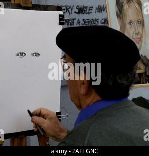 Un artista il disegno di una faccia su strada a Bergen, Norvegia. Foto Stock