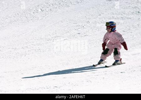 Imparare a skii in norvegese piste d'inverno. Foto Stock