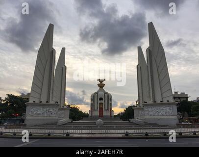 Bangkok, Tailandia - 18 Sett 2018. La democrazia un monumento a Bangkok, in Thailandia. Bangkok ha celebrato la sua monarchia di cambio con un omaggio militaresco per la demo Foto Stock