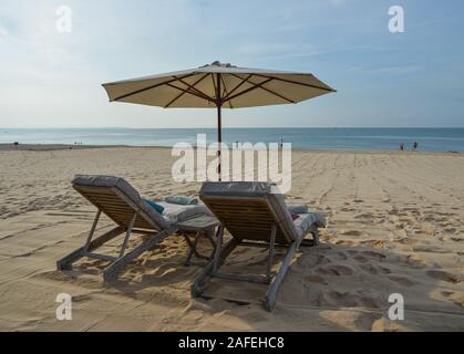 Sedie rilassanti al mare resort di lusso in Mui Ne Town, Phan Thiet, Vietnam. Foto Stock